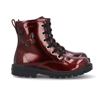 Bota infantil vermelha de verniz com atacadores pretos e aplicação de borboleta e flor em tecido preto.