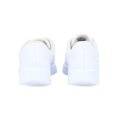 Sapatilhas brancas desportivas vista traseira