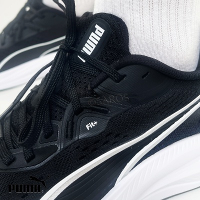 Ténis desportivo Puma pretos com detalhes em branco e escrita Fit+