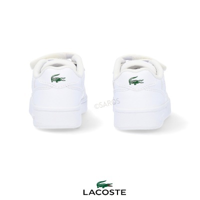 Sapatilhas brancas Lacoste com logo de crocodilo verde na parte traseira.