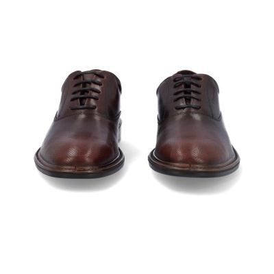 Par de sapatos sociais castanhos de couro com atacadores pretos