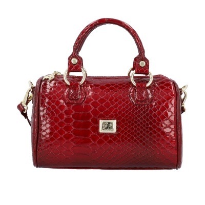 Mala de mão vermelha com textura de pele de crocodilo e detalhes dourados