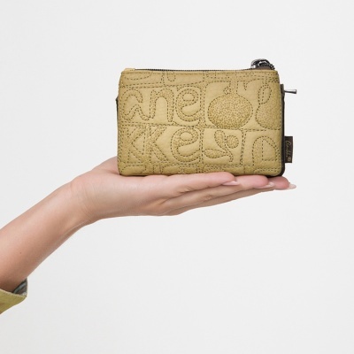 Carteira pequena amarelo claro com padrão em relevo, segurada por mão