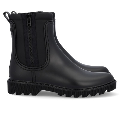 Botas pretas de cano curto com fecho lateral sobre fundo branco