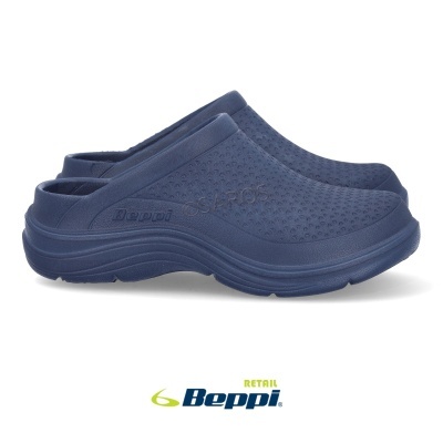 Sapatos tipo tamancos azuis escuros da marca Beppi com textura perfurada e sola grossa