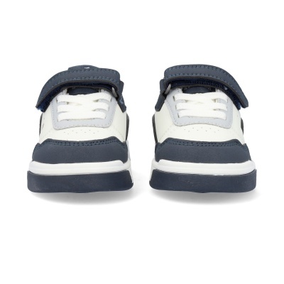 Sapatilhas infantis brancas e azul escuro com fecho aderente, vistas de frente