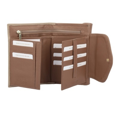 Carteira em pele castanha com múltiplos compartimentos para cartões e fecho de pressão