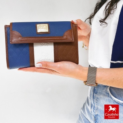 Carteira Cavalinho azul, castanha e branca com padrão matelassé e logótipo em relevo