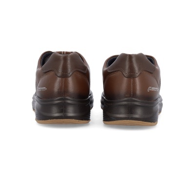 Par de sapatos de couro castanhos escuros vistos de trás com sola preta e detalhes castanhos claros