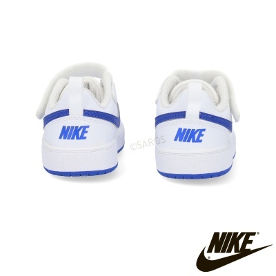 Par de sapatilhas Nike brancas e azuis vista de trás