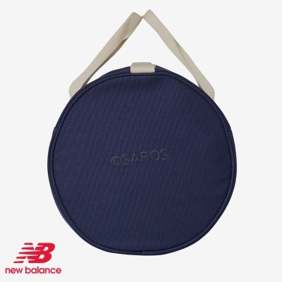 Mala redonda azul escura com alça bege e texto OSAPOS bordado.