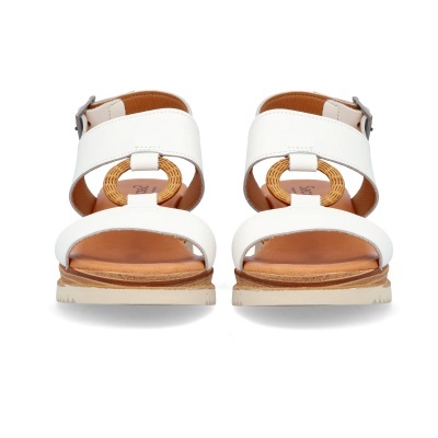 Sandálias brancas com detalhe circular amarelo e fivela metálica