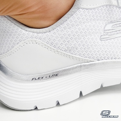 Ténis brancos Skechers com detalhe em prata e texto FLEX-LITE na sola
