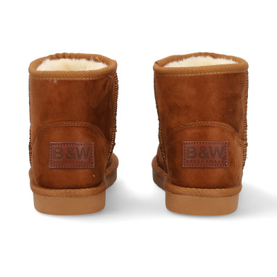 Botas castanhas de camurça com interior forrado em lã