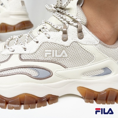 Ténis FILA bege com sola castanha translúcida e logótipo na lateral