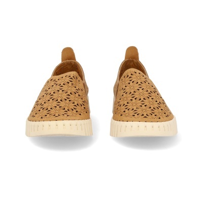 Sapatilhas castanho claro com padrão recortado e sola branca