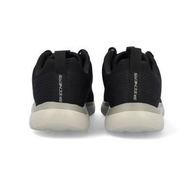 Par de sapatilhas pretas Skechers vistas de trás com sola branca e detalhes cinzentos