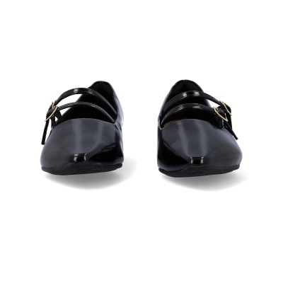 Sapatilhas pretas em verniz com tiras cruzadas e fivelas douradas