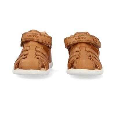 Sandálias castanhas em couro com fecho velcro GEOX e sola branca.