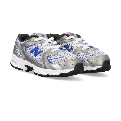 Sapatilhas desportivas New Balance brancas, cinzentas e azuis em fundo branco