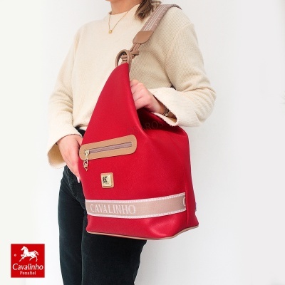 Mala de ombro vermelha com detalhes em bege e logótipo Cavalinho Penafiel