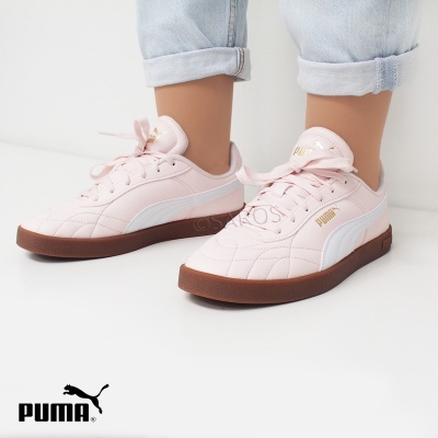 Sapatos desportivos rosa claro Puma com sola castanha e detalhes brancos