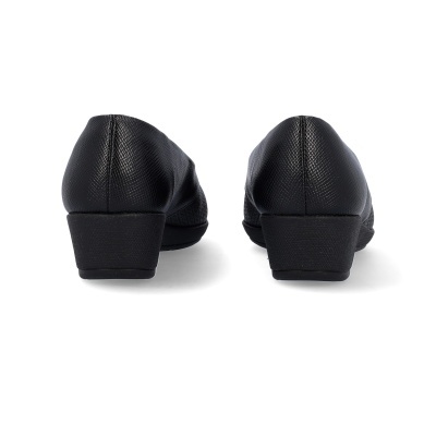 Sapatos pretos de salto baixo com textura