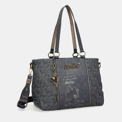 Mala de mão cinza escura com padrão gravado, tiras pretas, decoração dourada e texto em francês no centro