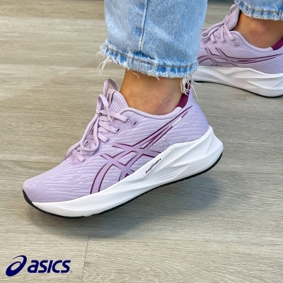 Ténis rosados ASICS com sola branca e detalhes roxos em piso de madeira