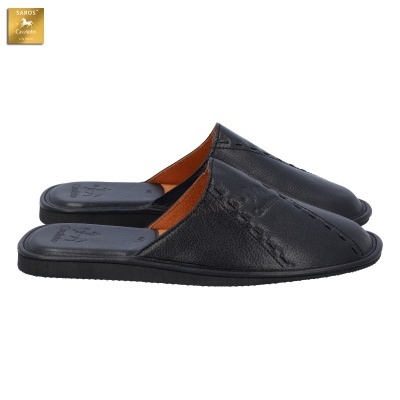 Chinelos de pele preta com interior castanho e costuras decorativas