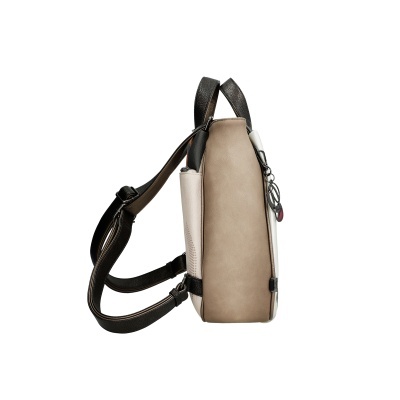 Mochila bege, creme e preta com alças ajustáveis pretas e pendente metálico na lateral