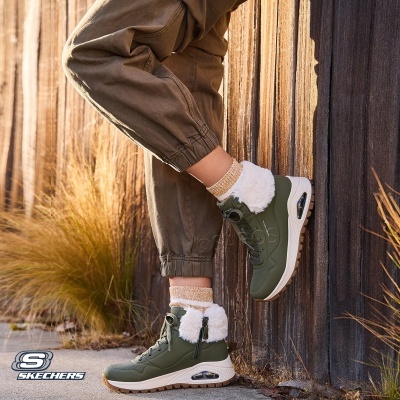 Bota casual verde com forro branco peludo Skechers ao ar livre