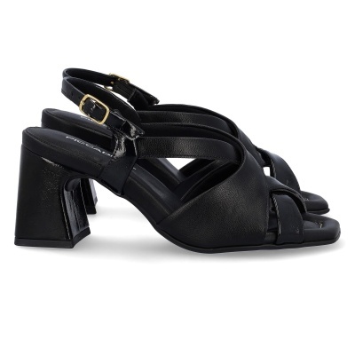 Sandálias pretas de salto médio com tiras cruzadas e fivela dourada