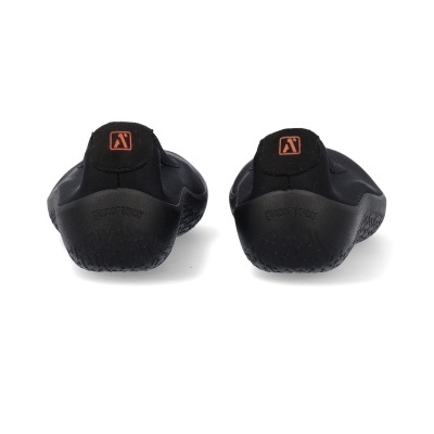 Par de sapatos pretos com sola grossa e logo laranja no calcanhar