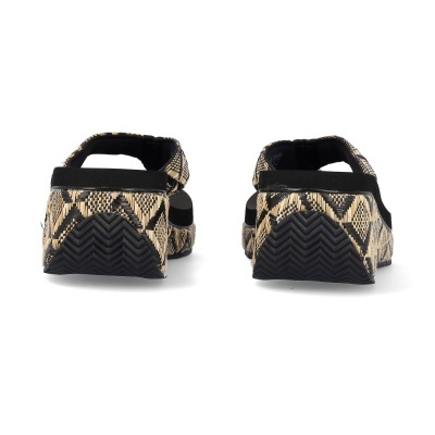 Par de sabrinas com padrão geométrico castanho e bege, sola preta ondulada