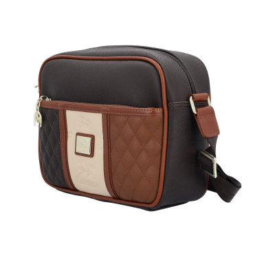Bolsa de ombro castanha com detalhes em bege e castanho claro, textura matelassé e placa metálica