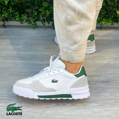 Ténis Lacoste brancos com detalhes em verde e cinzento e logo crocodilo