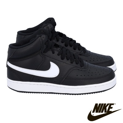 Sapatilhas Nike pretas com swoosh branco e sola branca em fundo branco