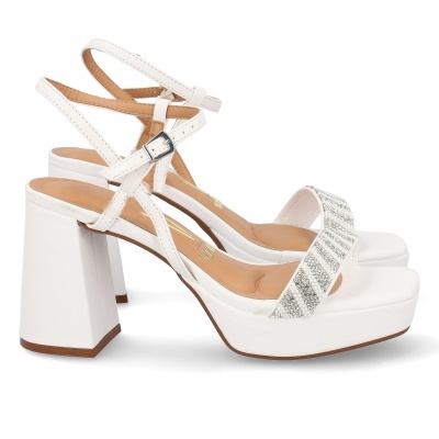 Sandálias de salto alto brancas com tiras e decoração de pedras