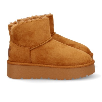Botas tipo UGG castanhas com interior peludo e sola espessa.
