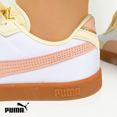 Ténis Puma branco com detalhes rosa e sola castanha