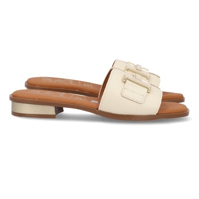 Sandálias femininas creme com fivela dourada e salto baixo