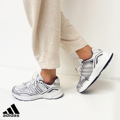 Ténis Adidas brancos e cinzentos com malha e sola preta