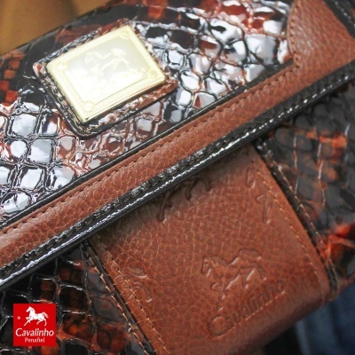 Carteira castanha e preta com padrão pele de cobra e placa metálica Cavalinho