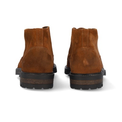 Botas castanhas de camurça vistas por trás