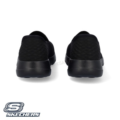 Sapatos Skechers pretos vistos de trás com sola preta