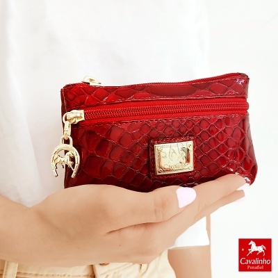 Carteira pequena vermelha em couro com textura escamada e fecho de correr