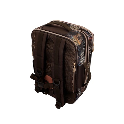 Mochila castanha com padrão colorido e fechos dourados