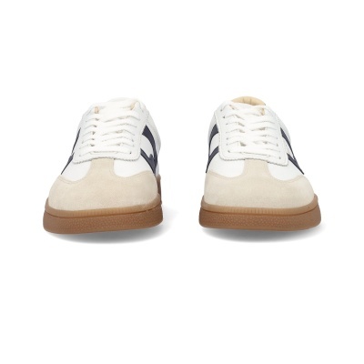 Sapatilhas brancas com detalhes azuis e sola castanha vistas de frente