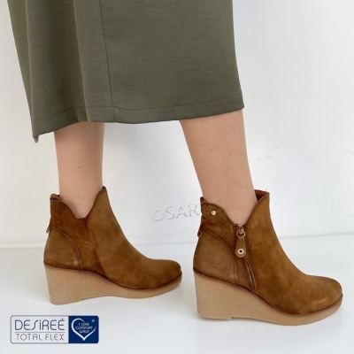 Botins em camurça castanha com salto cunha bege e fecho lateral